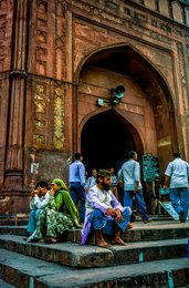 1997;-Arch;-Architecture;-Asia;-Delhi;-Documentary-photography;-Friday-Mosque;-Gateway;-Green-headscarf;-India;-Islam;-Islamic-architecture;-Jama-Masjid;-Kaleidos;-Kaleidos-images;-La-parole-à-limage;-Loudspeaker;-Lungi;-Masjid-i-Jahan-Numa;-Monumental-gateway;-Mosque;-Mughal-Empire;-Mughals;-North-India;-Old-Delhi;-Passers-by;-Place-of-worship;-Red-sandstone;-Red-sandstone-arch;-Shah-Jahan;-Shahjahanabad;-Skullcap;-Steps;-Stories-Pictures;-Tarek-Charara;-Travel;-Travel-photography